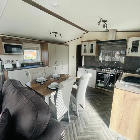 Lakeside Escape With Hot Tub * יורק