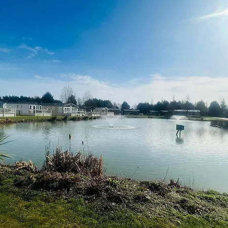 Lakeside Escape With Hot Tub Lodge *