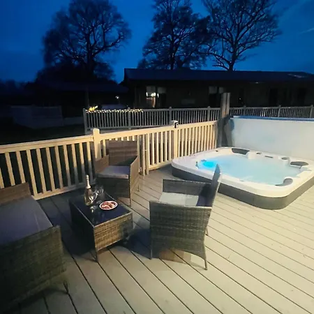 Lodge Lakeside Escape With Hot Tub *