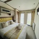 Lodge Lakeside Escape With Hot Tub *