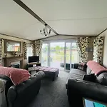 Lodge Lakeside Escape With Hot Tub