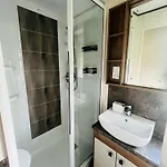 Lodge Lakeside Escape With Hot Tub *