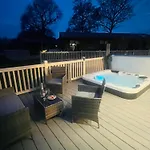 Lodge Lakeside Escape With Hot Tub *