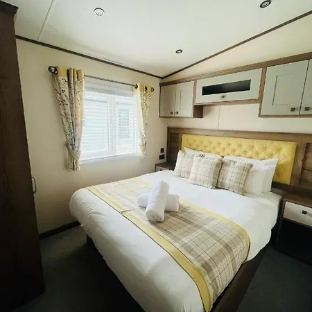 Lakeside Escape With Hot Tub * York