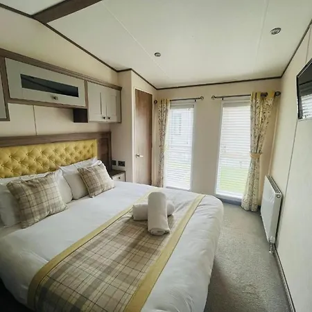 Lodge Lakeside Escape With Hot Tub *