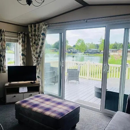 Lakeside Escape With Hot Tub Lodge