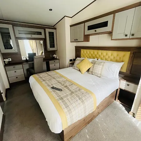 Lakeside Escape With Hot Tub Lodge York