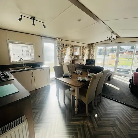 Lodge Lakeside Escape With Hot Tub York