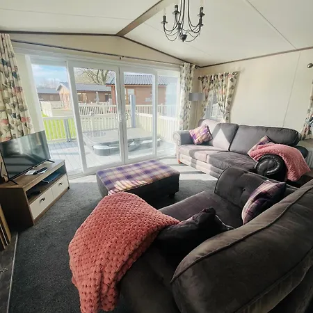 Lodge Lakeside Escape With Hot Tub *