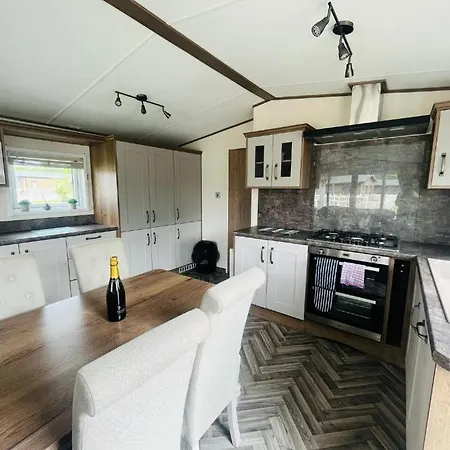 Lakeside Escape With Hot Tub Lodge York