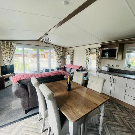 Lakeside Escape With Hot Tub York