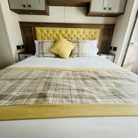 Lakeside Escape With Hot Tub *