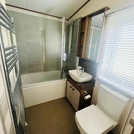 Lakeside Escape With Hot Tub Alojamento de Turismo Selvagem