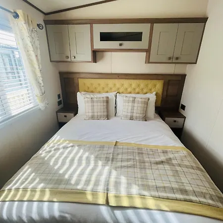 Lodge Lakeside Escape With Hot Tub