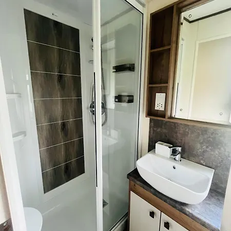 Lodge Lakeside Escape With Hot Tub *