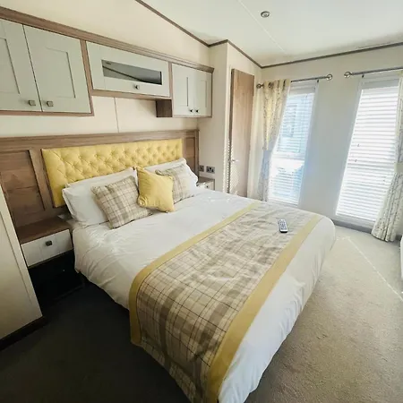 Lakeside Escape With Hot Tub Lodge *