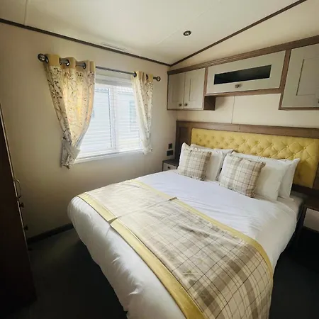 Lakeside Escape With Hot Tub