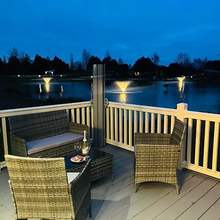 Alojamento de Turismo Selvagem Lakeside Escape With Hot Tub