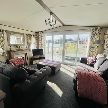 Lakeside Escape With Hot Tub Alojamento de Turismo Selvagem York